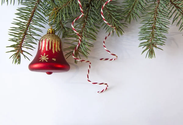 Weihnachtskomposition. Tanne und Glocke auf weißem Hintergrund mit Bulle — Stockfoto