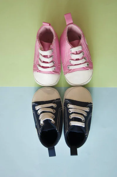 Trampki dziecięce buty na tle koloru, widok z góry — Zdjęcie stockowe