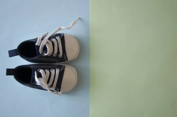 Дитячі кросівки взуття на кольоровому фоні, вид зверху — стокове фото