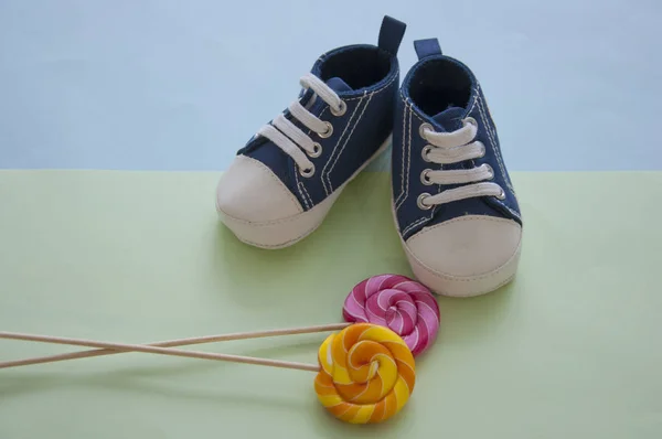 Escuela concept-sneakers, vista superior, sobre fondo de color con colo — Foto de Stock