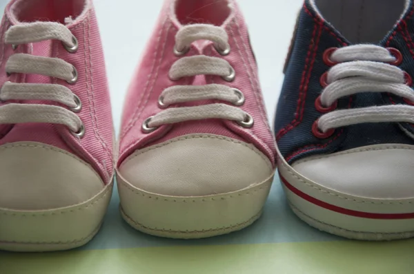 Baby Turnschuhe Schuhe auf farbigem Hintergrund, Ansicht von oben — Stockfoto