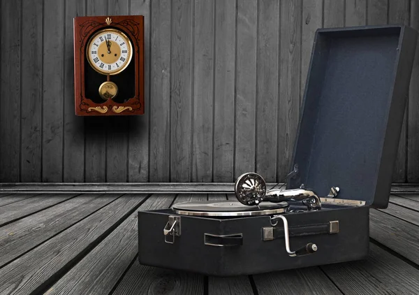Ретро старый граммофон в винтажной комнате — стоковое фото