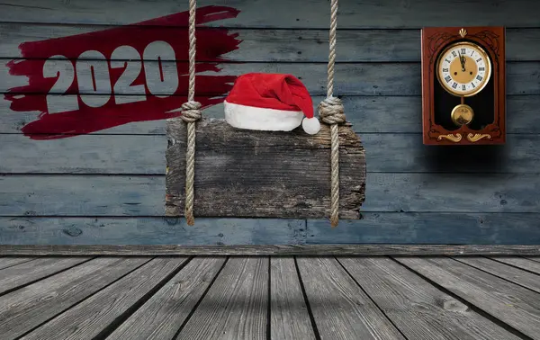 Oude houten banner met Santa hoed opknoping op een donkere grungy kamer een — Stockfoto