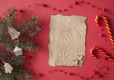 Noel kompozisyonu. Noel kırmızı süslemeleri, köknar ağacı dalları