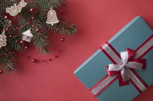 Composizione natalizia. Decorazioni rosse di Natale, branco di abete — Foto Stock