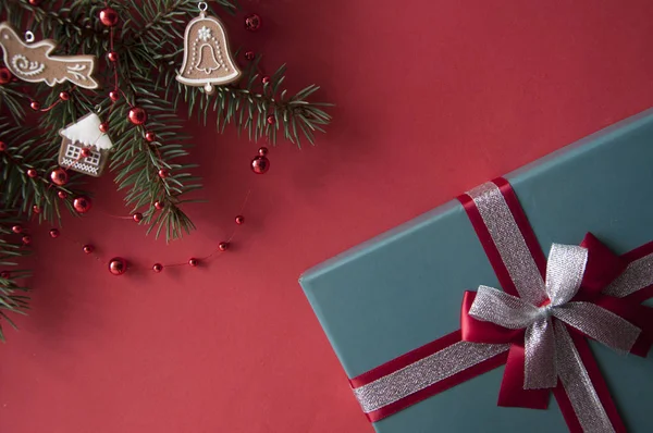 Composición navideña. Decoraciones rojas de Navidad, árbol de abeto branc — Foto de Stock