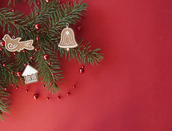 Composición navideña. Decoraciones rojas de Navidad, árbol de abeto branc — Foto de Stock