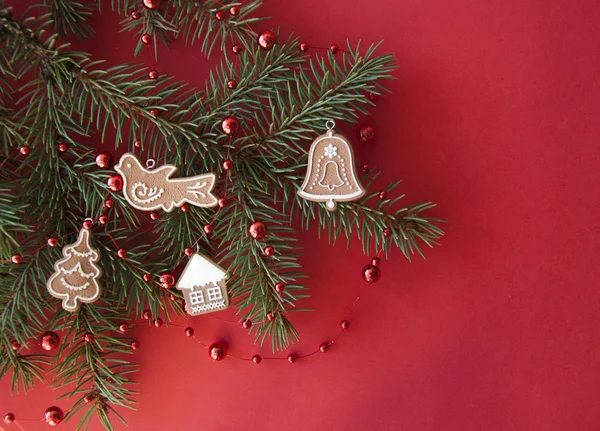 Composición navideña. Decoraciones rojas de Navidad, árbol de abeto branc — Foto de Stock