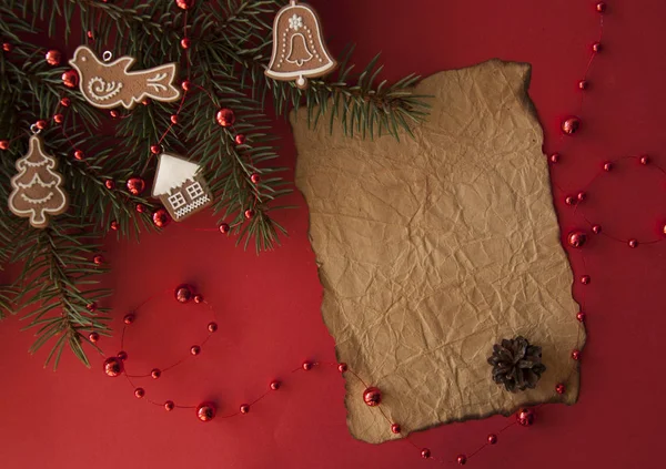 Composición navideña. Decoraciones rojas de Navidad, árbol de abeto branc — Foto de Stock