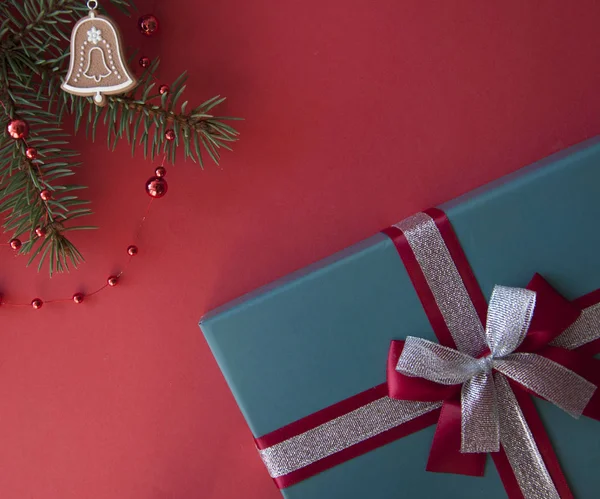 Composição de Natal. Decorações vermelhas de Natal, branc de abeto — Fotografia de Stock