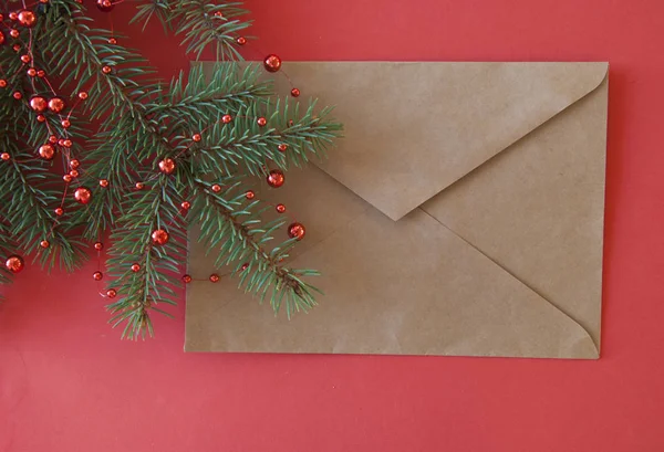 Weihnachten und Neujahr Hintergrund mit Tannenzweigen und braun en — Stockfoto