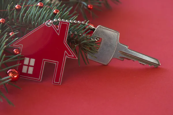 Christmas decoration: decorative house and key to the lock. Conc — Stock Photo, Image