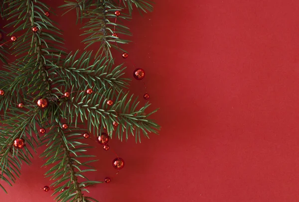 녹색 전나무 가지와 붉은 구슬이 달린 크리스마스 인사 카드 — 스톡 사진
