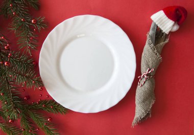 Boş tabak ve çatal bıçak takımlarıyla Noel arkaplanı.