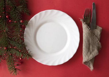 Boş tabak ve çatal bıçak takımlarıyla Noel arkaplanı. 