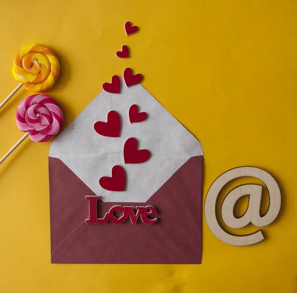 Ord Kärlek i kuvert med röda hjärtan för alla hjärtans dag, — Stockfoto