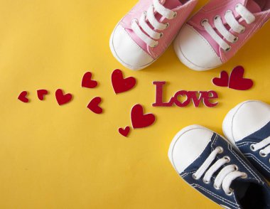 Aşk ile doğum günü kutlaması için şenlikli arka plan dekorasyonu