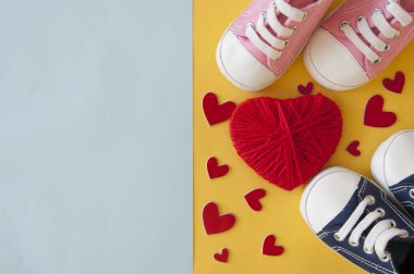 Aşk ile doğum günü kutlaması için şenlikli arka plan dekorasyonu