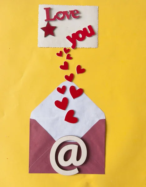 Λέξη αγάπη σε φάκελο με κόκκινες καρδιές για την ημέρα του Αγίου Βαλεντίνου, mothe — Φωτογραφία Αρχείου