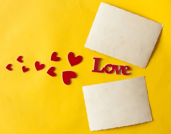 La parola Amore su sfondo di carta gialla — Foto Stock