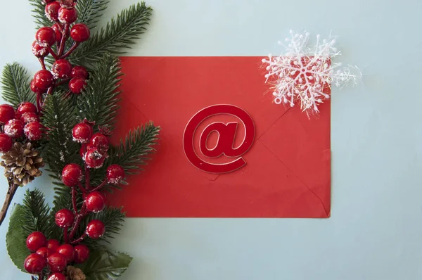 Decorações de Natal, ramos de abeto, envelope vermelho, bagas vermelhas o — Fotografia de Stock