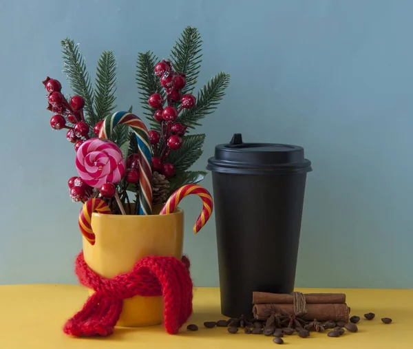 Bengalas doces de Natal em caneca amarela com bagas ramos azevinho — Fotografia de Stock