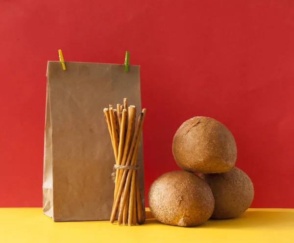 Bułki z chleba pszennego i słona przekąska — Zdjęcie stockowe