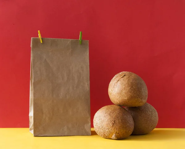 Bolso ecológico de pan y papel fresco — Foto de Stock