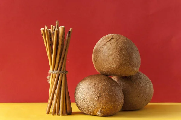 Rollos de pan integral y merienda de paja salada — Foto de Stock