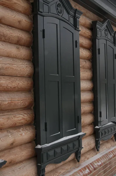 Vieja ventana de madera con persianas — Foto de Stock