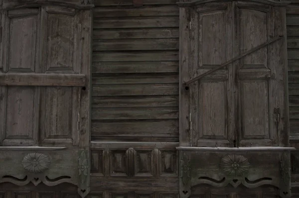 Старе дерев'яне вікно з жалюзі — стокове фото