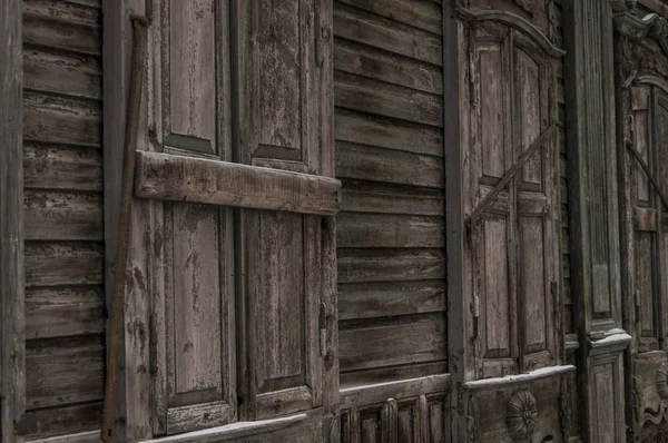 Vecchia finestra in legno con persiane — Foto Stock