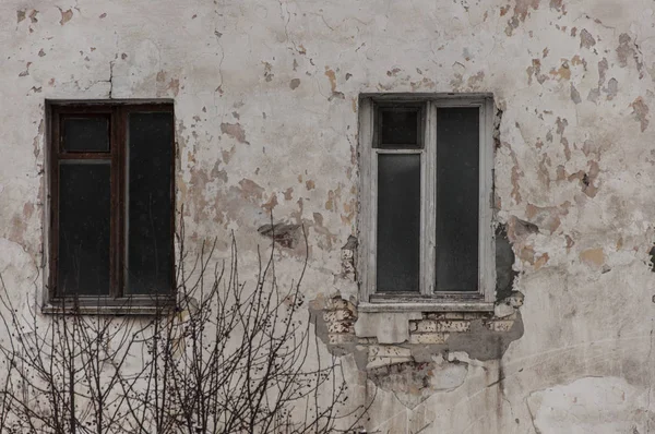 매우 오래 된 건물에 있는 낡은 나무 창문 — 스톡 사진