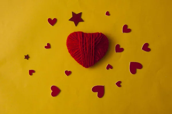 Palavra de amor, coração e estrelas doces no fundo de papel amarelo . — Fotografia de Stock