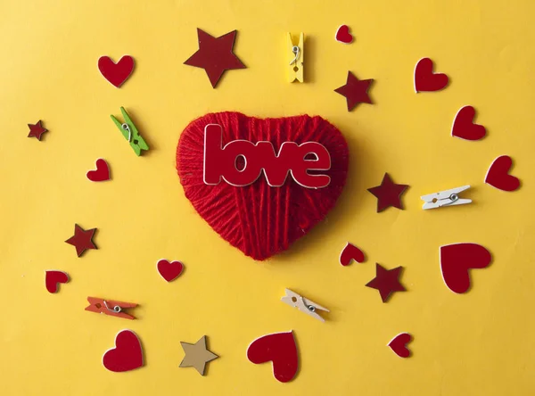 Amor palabra, corazón y estrellas caramelos sobre fondo de papel amarillo . —  Fotos de Stock