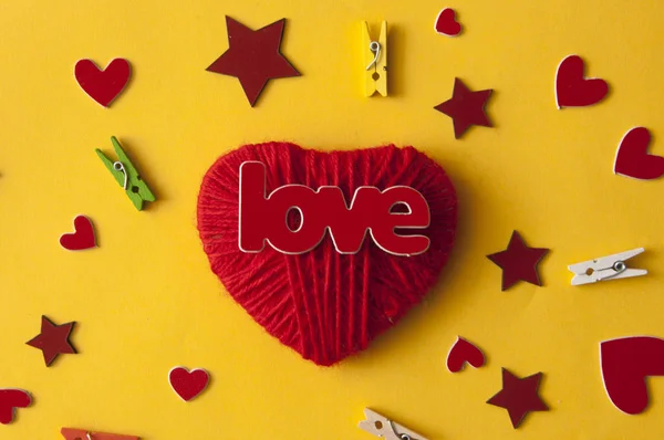 Amor palabra, corazón y estrellas caramelos sobre fondo de papel amarillo . —  Fotos de Stock