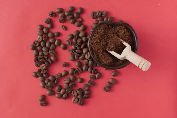Closeup de uma xícara de café moído no monte de café torrado — Fotografia de Stock