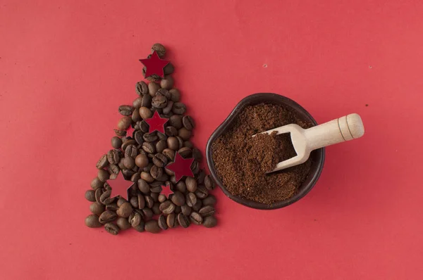 Closeup of a cup of ground coffee on the heap of roasted coffee — Stock Photo, Image