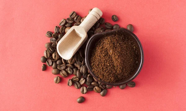 Closeup de uma xícara de café moído no monte de café torrado — Fotografia de Stock