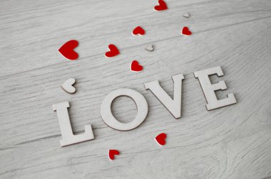 ahşap arka plan üzerinde ahşap mektuplar aşk kelime