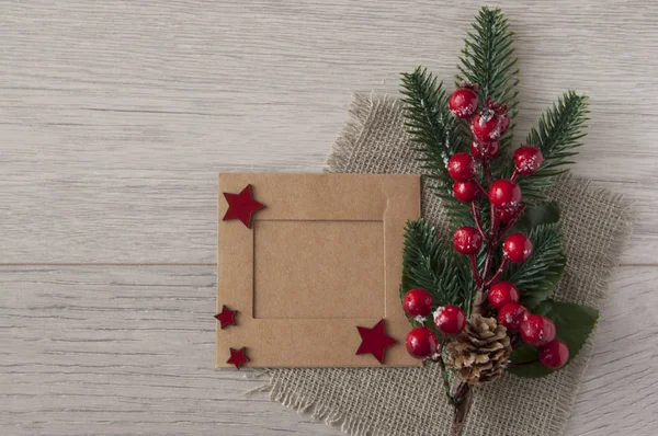 Cartão de saudação de Natal ou moldura de foto sobre mesa de madeira. Ver f — Fotografia de Stock