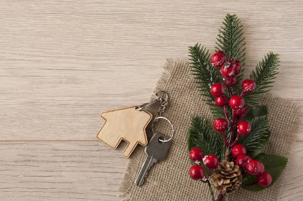 Disposición plana sobre fondo de madera: figuras, casa, llave y abeto —  Fotos de Stock