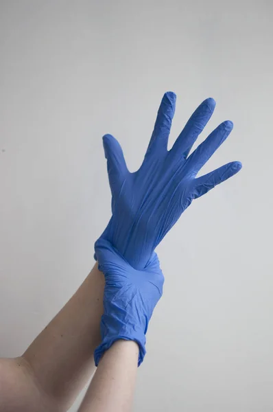 Médecin portant des gants bleus protecteurs — Photo