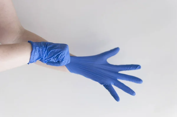 Médecin portant des gants bleus protecteurs — Photo