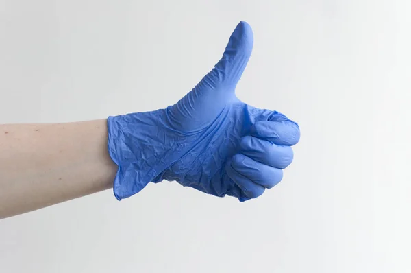 Χέρι του χειρουργού σε μπλε γάντι δείχνει εντάξει σημάδι — Φωτογραφία Αρχείου