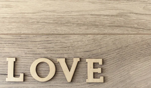 木材の背景の木の手紙から愛という言葉 — ストック写真