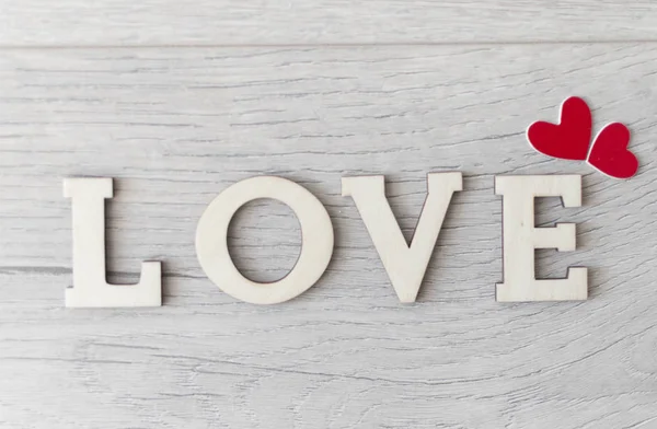 Λέξη αγάπη από ξύλινα γράμματα σε ένα ξύλο παρασκήνιο — Φωτογραφία Αρχείου