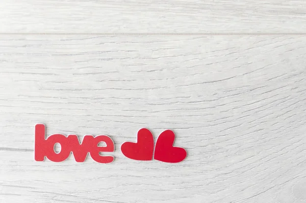 Palavra Amor de cartas de madeira em um fundo de madeira — Fotografia de Stock