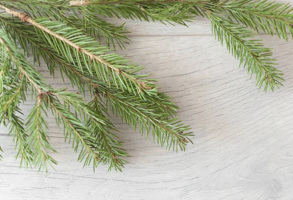 Abeto de Navidad sobre fondo de madera — Foto de Stock