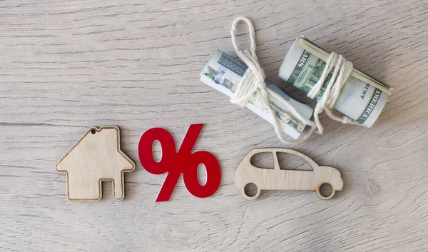 Auto- und Hausmodell mit Prozentzeichen als Symbol des Rabatts. — Stockfoto